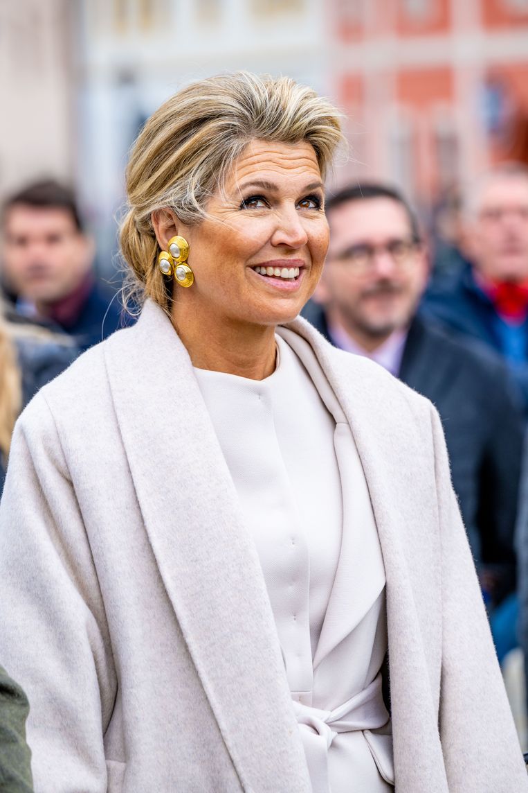 Máxima heeft gekozen voor een prachtige nieuwe set van haar favoriete modehuis Natan en vintage oorbellen.  Beeld Brunopress/Patrick van Emst