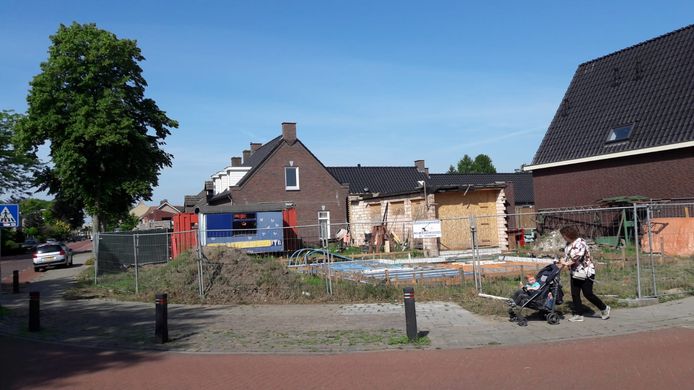 De stilgelegde bouw op de hoek van Hoogstraat en Grenadiersstraat in Heesch.