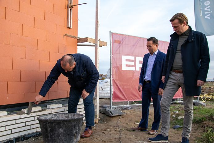 In Waregem is officieel de eerste steen gelegd van het energiezuinige woonproject Vivehof.