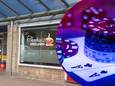 Toezichthouders van de gemeente Almelo troffen in dit theehuis onder meer een pokertafel, een grote zak met plastic pokerfiches en bonrollen waarmee wedtickets geprint kunnen worden aan.
