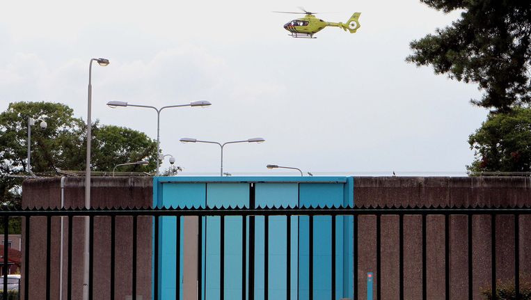 Ambulances verlaten de penitentiaire inrichting Vught in 2011. Beeld ANP
