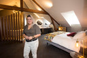 Sharon van Leeuwen in een van haar heuvelsuites, de loft, aan de Heuvel in Oosterhout. ,,Het loopt hartstikke goed. Ik zit de komende weekeinden volgeboekt.’’