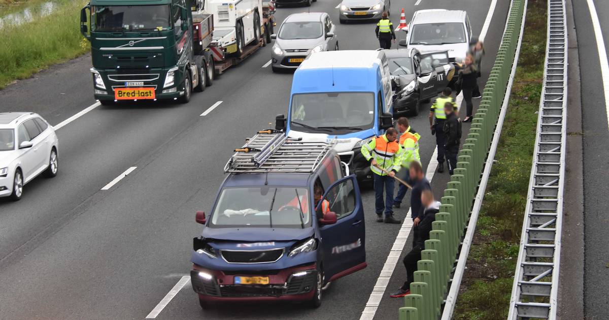 Zeven autos betrokken bij ongeval op A28: lange file.