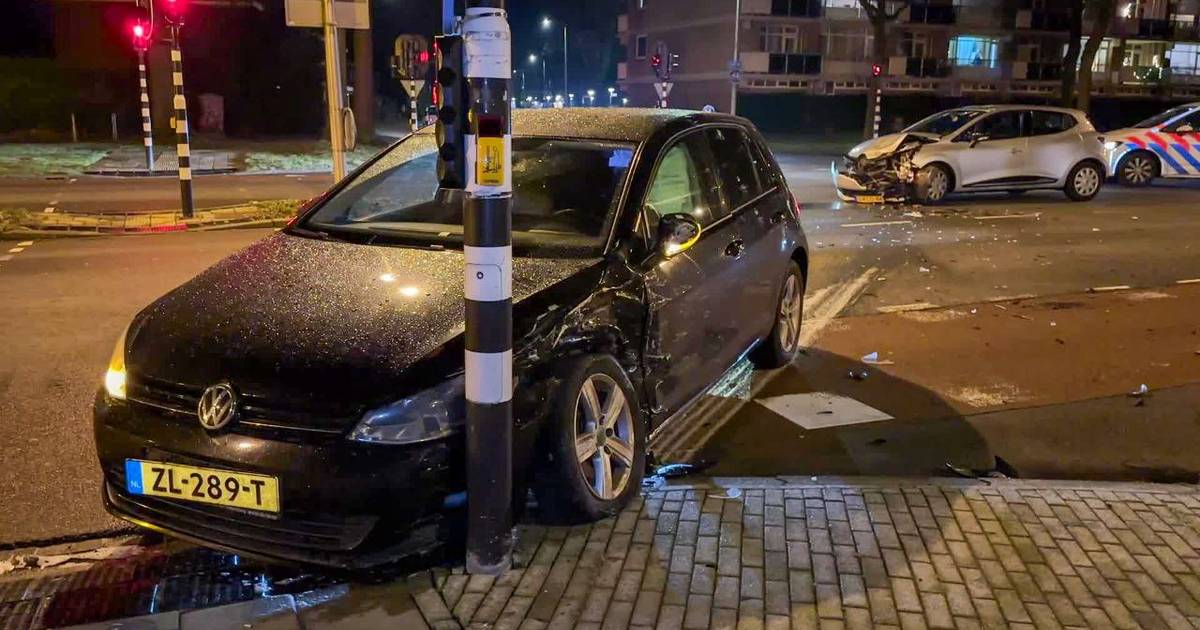 Ongeval op kruising Burgemeester van Veenlaan in Enschede.