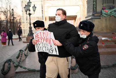 IN BEELD. Wereldwijd demonstraties tegen Russische inval in Oekraïne, ook in Rusland zelf (waar politie sterk optreedt)