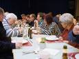 In Het Dorpshuis organiseert de KBO Dinteloord het samen tafelen. Dit om eenzame ouderen een beetje minder eenzaam te laten zijn. Eerst was het alleen voor leden, nu is het voor alle ouderen.