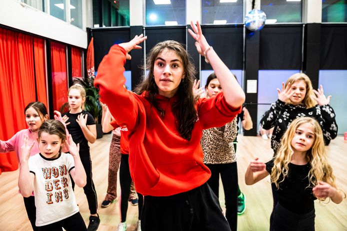 Dansdocente Vivianne Leenes (88.6K volgers op TikTok) geeft zeer populaire TikTok danslessen bij de Alphense Dansschool.