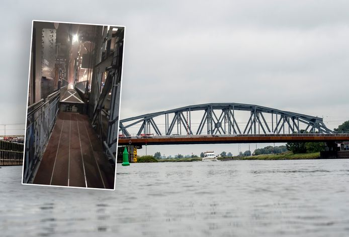 Bij de verstoring deze week in de Oude IJsselbrug bleef een deel van de brug hangen, waardoor fietsers moesten klimmen om toch de brug over te kunnen.