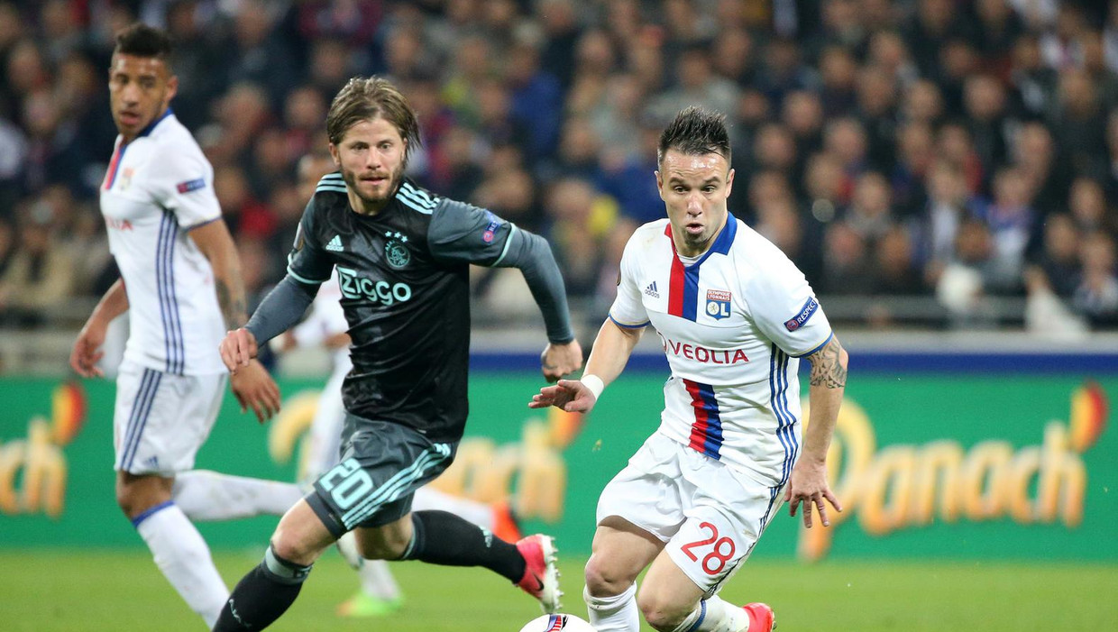 Lasse Schöne met Mathieu Valbuena in de halve finale tegen Olympique Lyon op 11 mei. Ajax verloor met 3-1, maar haalde toch de finale omdat het thuis met 4-1 had gewonnen. Beeld getty