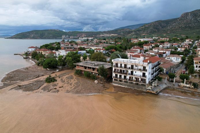 Le acque dell'alluvione si mescolano con il mare ad Agria.