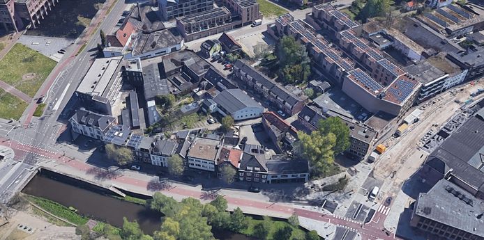 Het gebied rond de Kleine Bleekstraat (midden, met de rij arbeiderswoningen waarvan er vijf gesloopt moeten worden) in Eindhoven, met rechts de Vestdijk en onder de Dommel en de Bleekstraat.