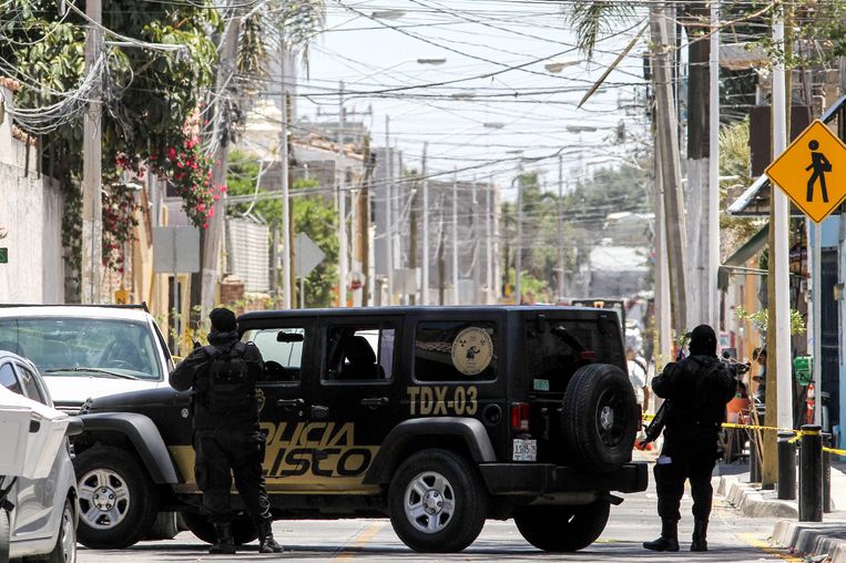 De politie in Zapopan waar een massagraf werd gevonden. Beeld AFP