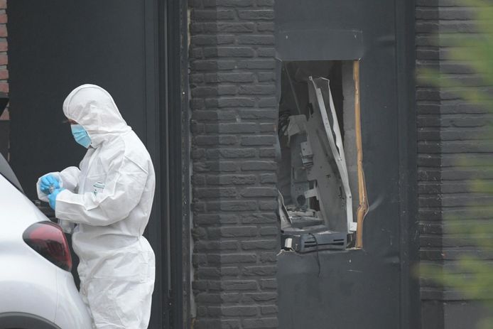 Het doelwit was de bankautomaat van AXA in de Kapelstraat