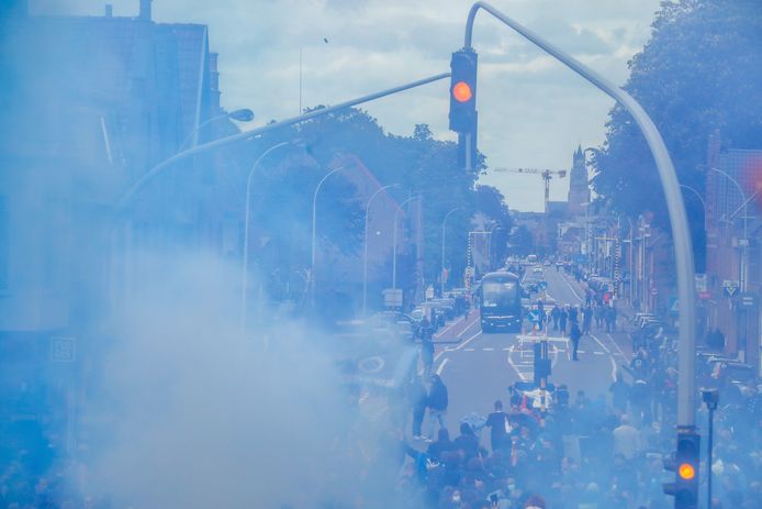 supporters wachten op de spelersbus van Club Brugge op de Platse van St Andries