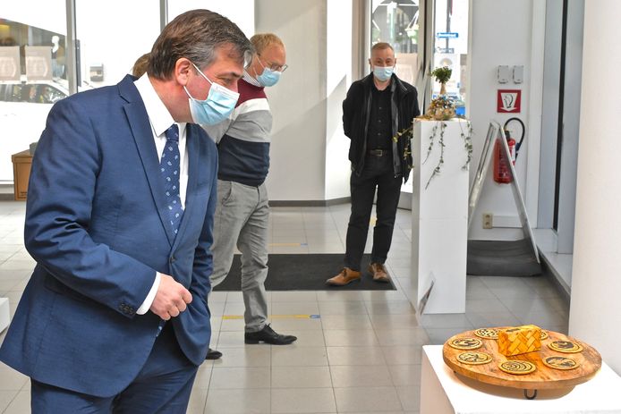 MSKA organiseert een kunsttentoonstelling in de Galerie Alfons Blomme. Burgemeester Kris Declercq kwam een kijkje nemen.