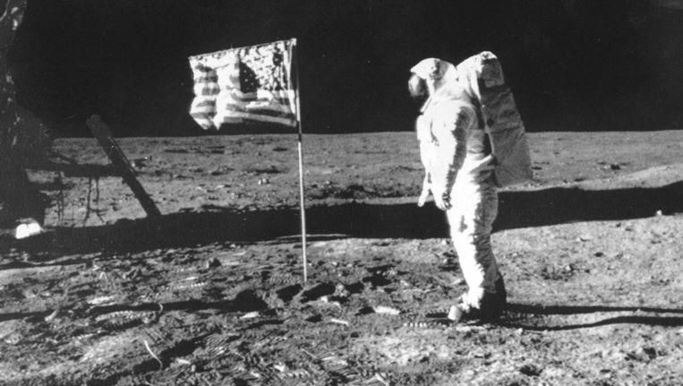 Neil Armstrong zet als eerste mens voet op de maan op 21 juli 1969 Beeld anp