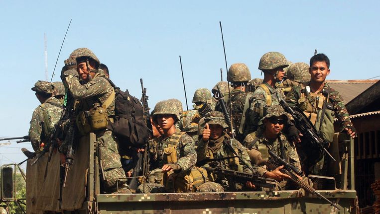 Filipijnse soldaten tijdens een actie tegen Abu Sayyaf-rebellen. Beeld epa