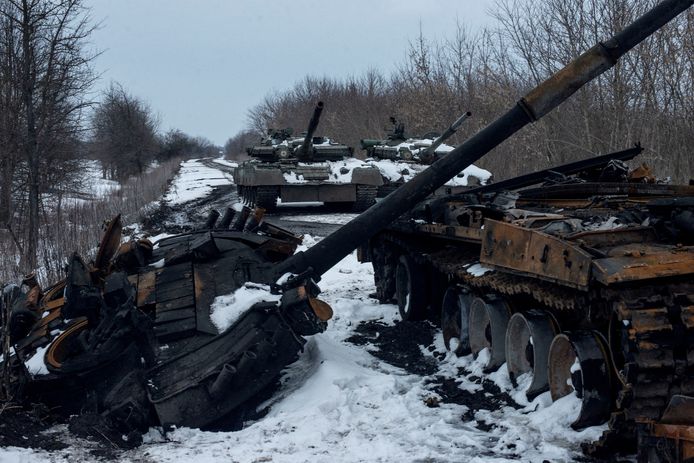 Vernietigde Russische tanks in de buurt van de oostelijke stad Soemy.
