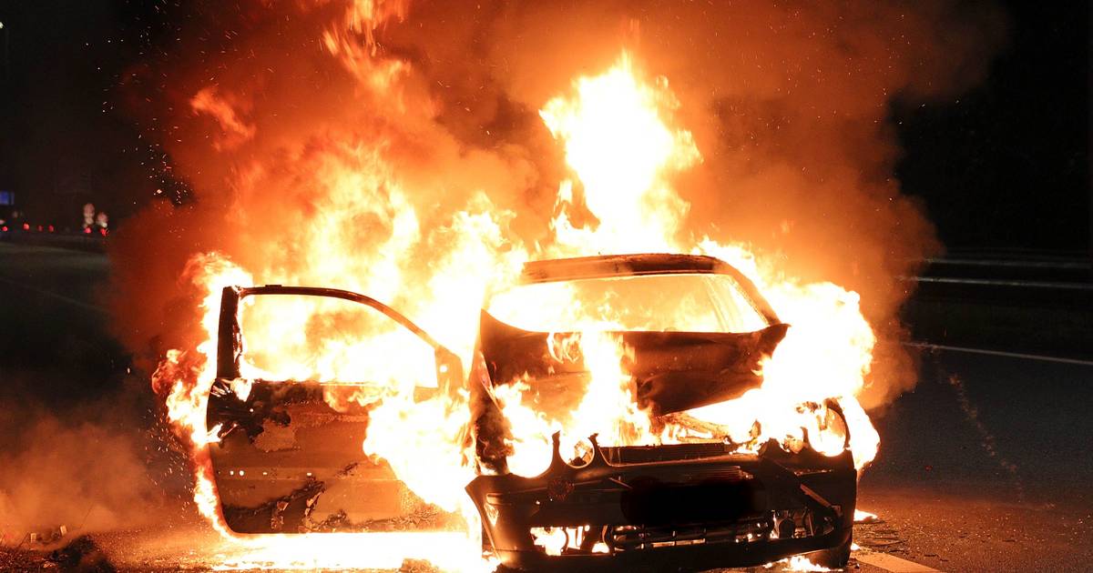 Auto brandt uit na botsing met vrachtwagen op A59 bij Waalwijk.