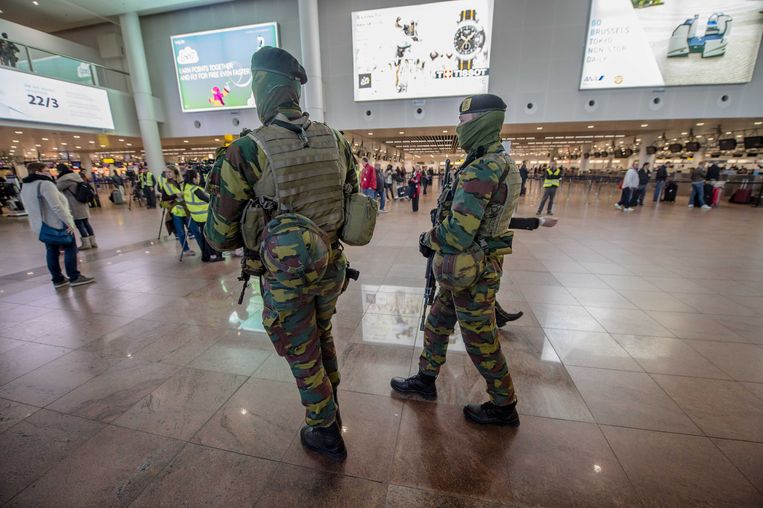 Militairen in 2017 bij de herdenking van de aanslagen op de luchthaven Brussels Airport van een jaar eerder.  Beeld ANP JONAS ROOSENS