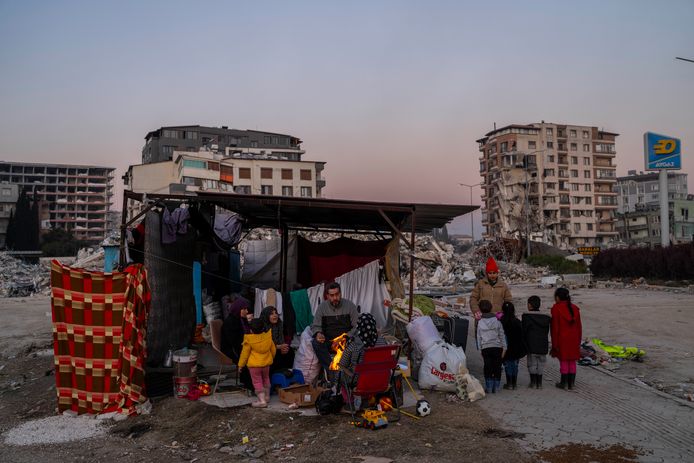 Een Turkse familie uit Antakya overleeft in een zelfgebouwde tent.