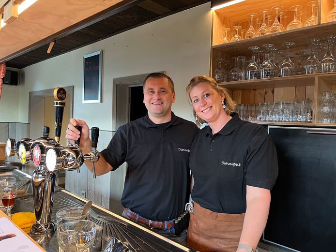 Gewezen Aalsters prins carnaval Raf Sidorski en vriendin Annelies Van Dorpe zijn de nieuwe gezichten van café Dievenput in Ottergem.