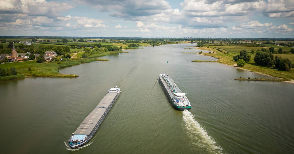 Dringen door lage waterstand: ongelukken tussen grote schepen en pretbootjes liggen op de loer.