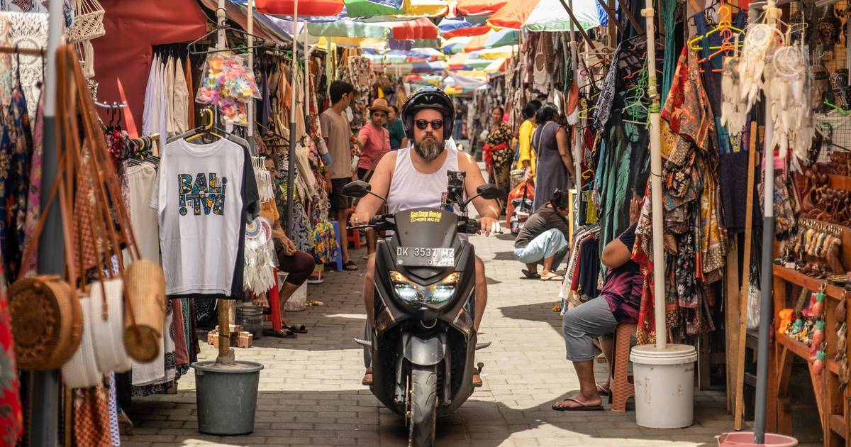 Foreign tourists are no longer allowed to ride motorbikes in Bali |  outside