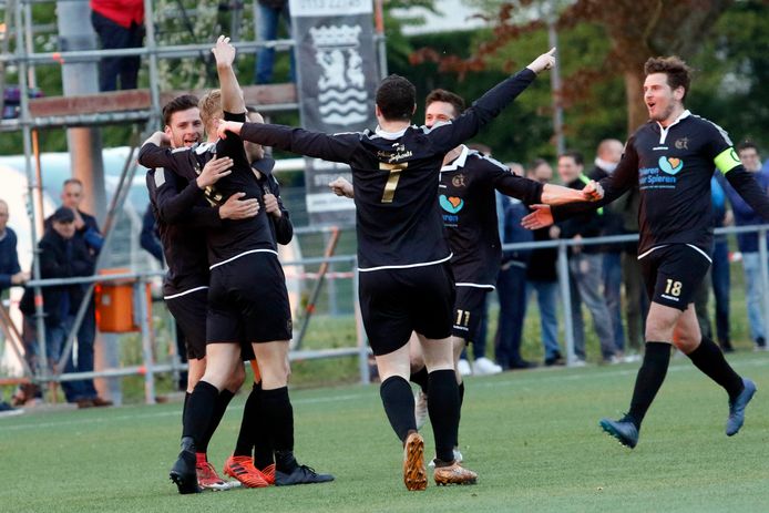 Vreugde bij Cluzona, nadat de ploeg op 0-1 komt bij Goes. De Zeeuwen zouden uiteindelijk winnen met 1-3, maar over steun had de ploeg uit Wouw niet te klagen.