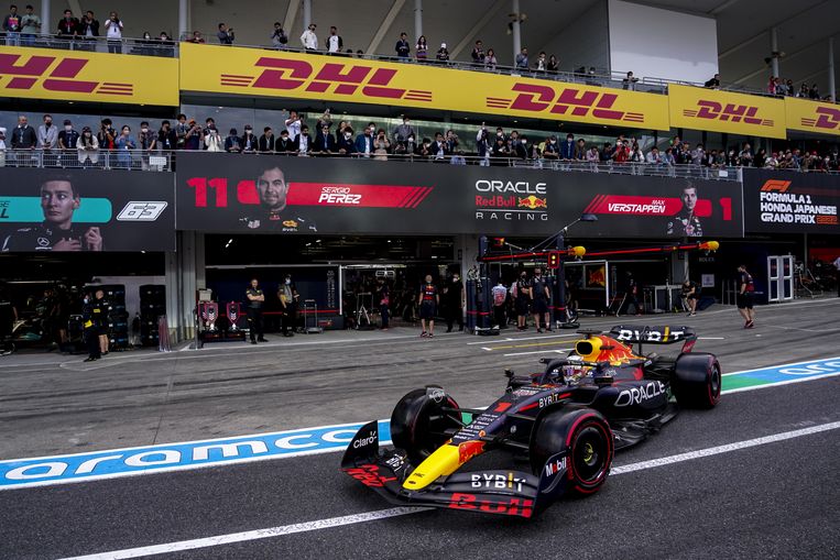 Verstappen verlaat de teamgarage tijdens de kwalificatie voor de Formule 1 Grand Prix van Japan op de Suzuka International Racing Course. Beeld ANP / EPA