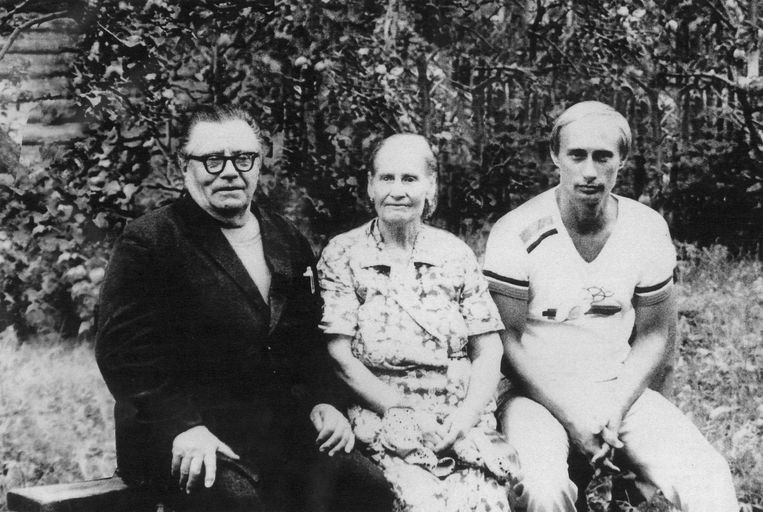 Poetin met zijn ouders Maria en Vladimir in 1985, net voor zijn vertrek naar Duitsland. Beeld Getty Images
