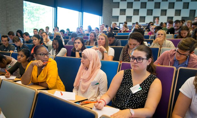 Eerstejaars studenten van de Erasmus Universiteit Rotterdam volgen college. Ze hebben uitstekende baankansen, zeker als ze de juiste studierichting kiezen.