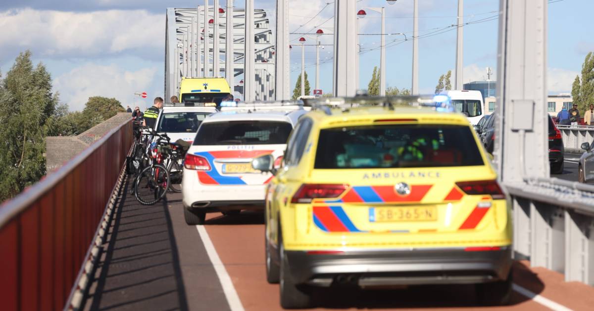 Autoverkeer op John Frostbrug in Arnhem voortaan stilgelegd bij ongeval op fietspad.
