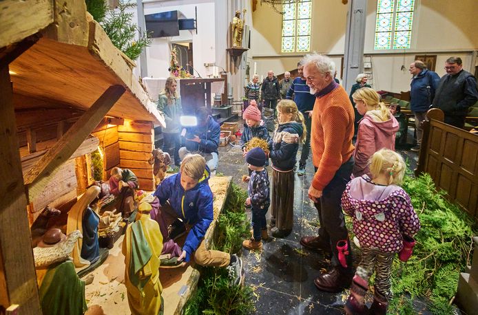 Ton Rietbergen kijkt toe terwijl zijn kleinkinderen de kerststal in de kerk van Zijtaart inrichten.