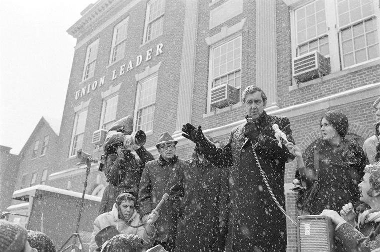 ‘De Democratische presidentskandidaat Edmund Muskie werd gepest door het campagneteam van Richard Nixon. Tijdens een verkiezingsrally in New Hampshire barstte hij in tranen uit.’
 Beeld Bettmann Archive