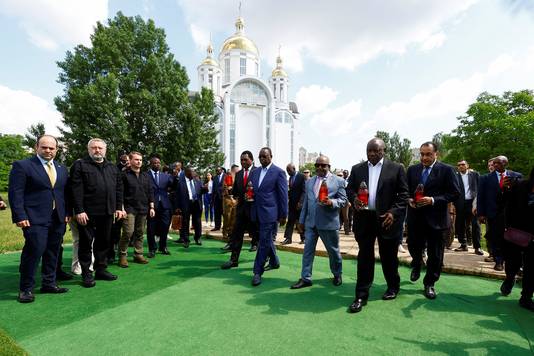 De presidenten van Zambia, Senegal, de Comoren, Zuid-Afrika en Egypte bezoeken een massagraf in Boetsja, aan de rand van Kiev.