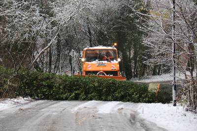 Sneeuw zorgt voor grote verkeersproblemen: A50 richting Arnhem dicht