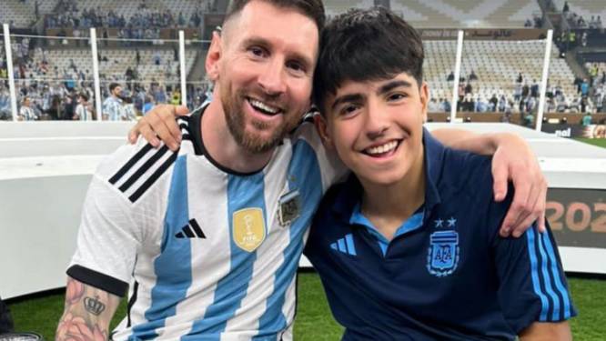 Zoon van Agüero en kleinzoon van Maradona viert wereldtitel met peetvader Messi: ‘Ik ben blij je zo gelukkig te zien’