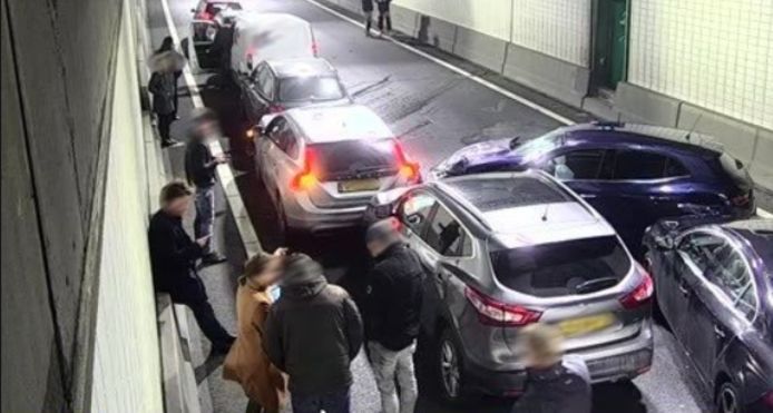 Door een ongeluk zijn beide tunnelbuizen dicht.