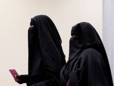 Niqabs uitgedeeld bij demonstratie in Den Haag tegen boerkaverbod