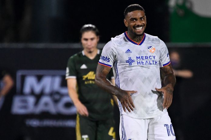Jürgen Locadia lacht hier nog na zijn goal, maar zal later zijn penalty missen.