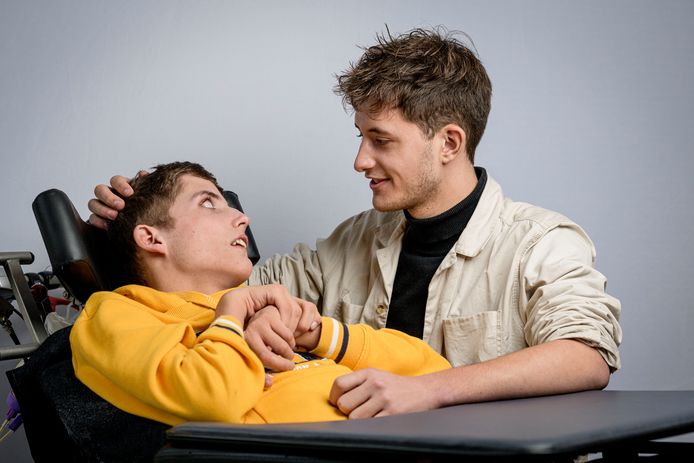 De tweeling Mitchell en Dylan Boltjes. De een is zwaar gehandicapt, de ander niet. Toch ‘herkennen’ ze zichzelf in elkaar.