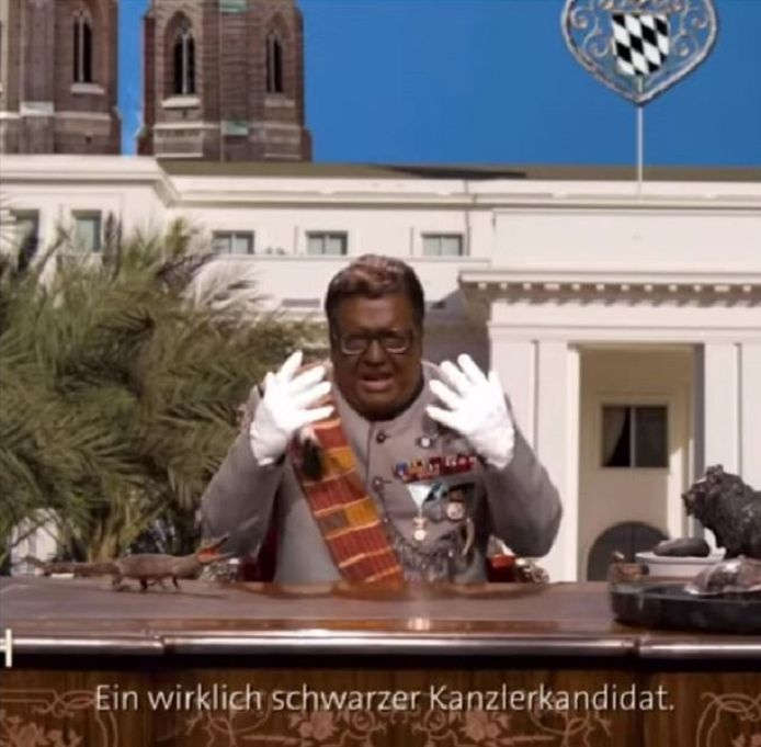 Cabaretier Helmut Schleich gaf als de fictieve Afrikaanse dictator Maxwell Strauss - een karikatuur van een vroegere Duitse politicus - coronatips aan Duitsland.