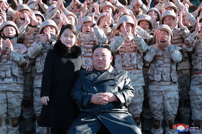 Kim Jong-un en Ju-ae met soldaten die nieuwe ballistische raketten testten. Deze foto werd vrijgegeven in november 2022.