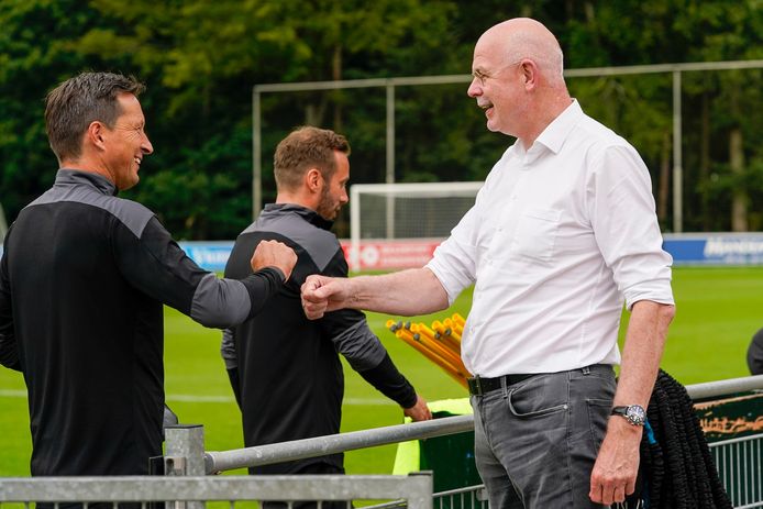 Een coronaproof-begroeting tussen algemeen directeur Toon Gerbrands van PSV en trainer Roger Schmidt.