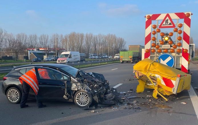 Door de botsing was alleen nog maar de linkerrijstrook van de E403 vrij in de richting van Brugge.