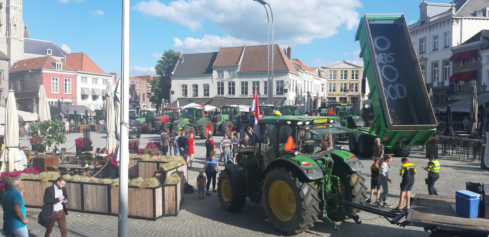 Boerenprotest op Grote Markt ‘Bergen op Zoom moet zich afkeren van stikstofplannen’ Foto AD.nl