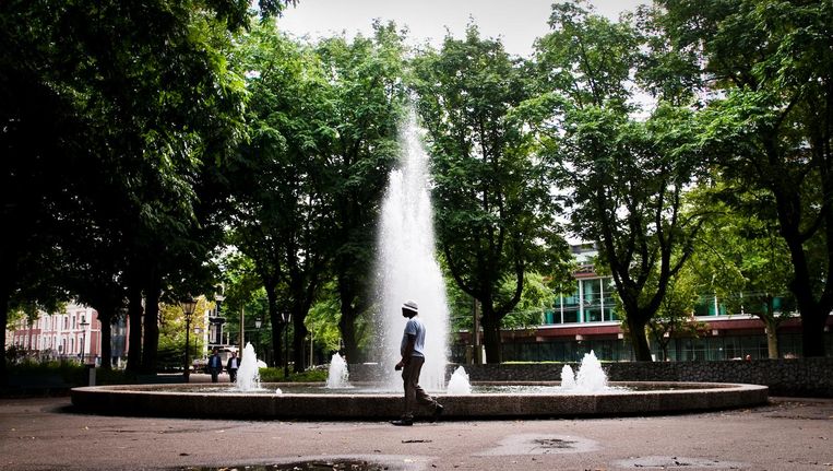 Nutteloos Respect Pasen Amsterdamse fonteinen: Het water klatert weer in de stad | Het Parool