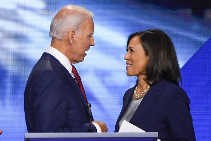 Joe Biden en Kamala Harris tijdens een van de debatten voor de voorverkiezingen.