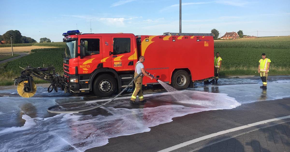 Afname Ongrijpbaar voorkant Brandweer ruimt mazoutspoor aan rotonde in Zwevegem-Knokke | Zwevegem |  hln.be